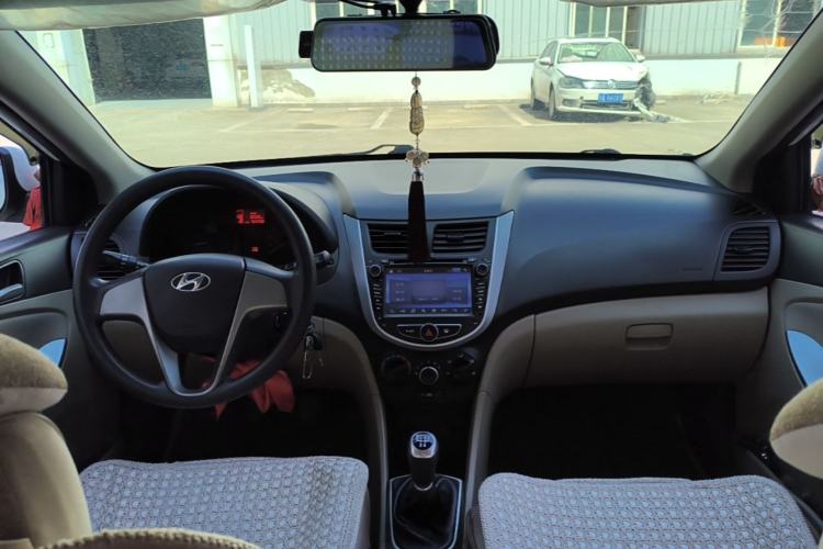 Used Hyundai Verna (older generation) 2014 1.4L Manual Smart GLS Trim Center Console