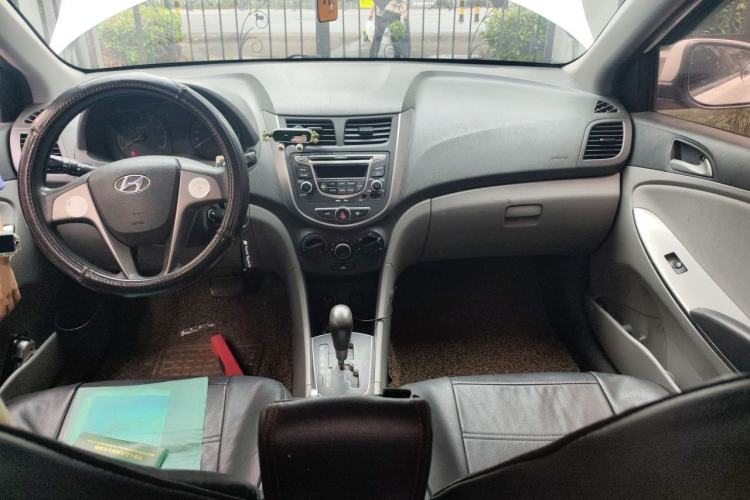Used Hyundai Verna (older generation) 2014 1.4L Automatic Smart GLS Center Console