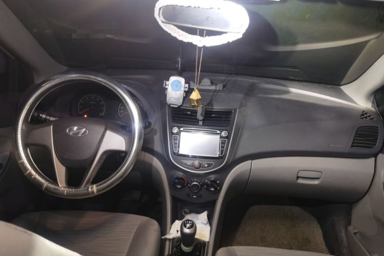 Used Hyundai Verna (older generation) 2014 1.4L Manual Smart GLS Trim Center Console