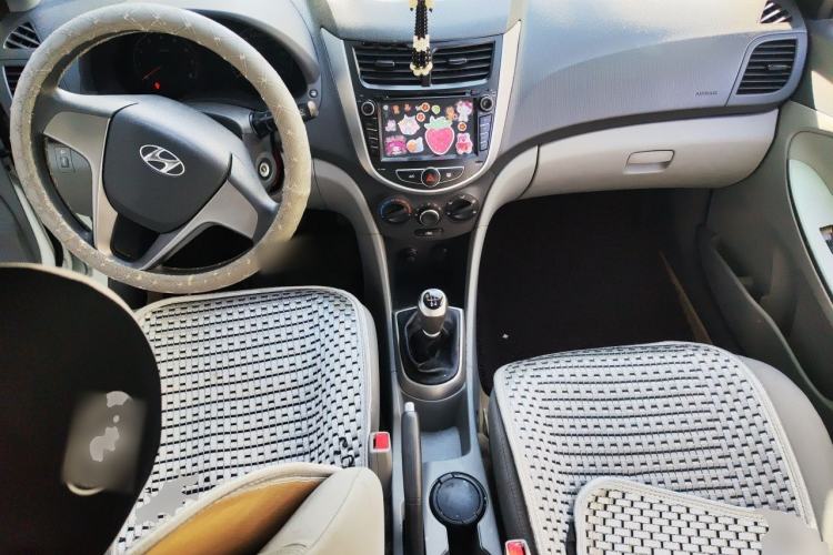 Used Hyundai Verna (older generation) 2014 1.4L Manual Top-Tier Model TOP Center Console