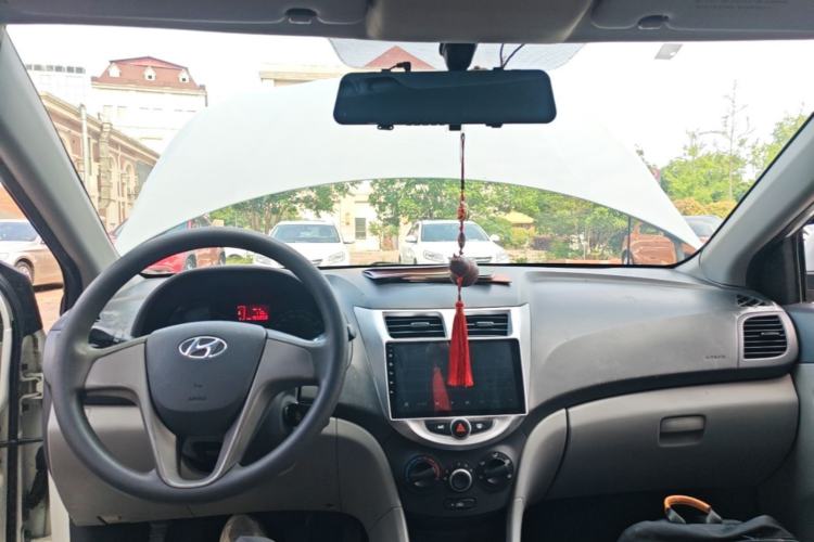 Used Hyundai Verna (older generation) 2014 1.4L Manual Smart GLS Trim Center Console
