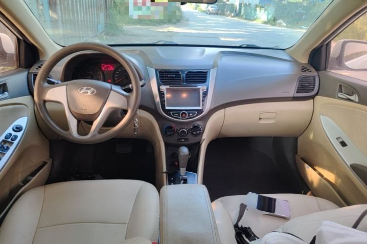 Used Hyundai Verna (older generation) 2014 1.4L Automatic Smart GLS Center Console