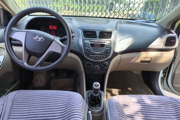 Used Hyundai Verna (older generation) 2014 1.4L Manual Smart GLS Trim Center Console