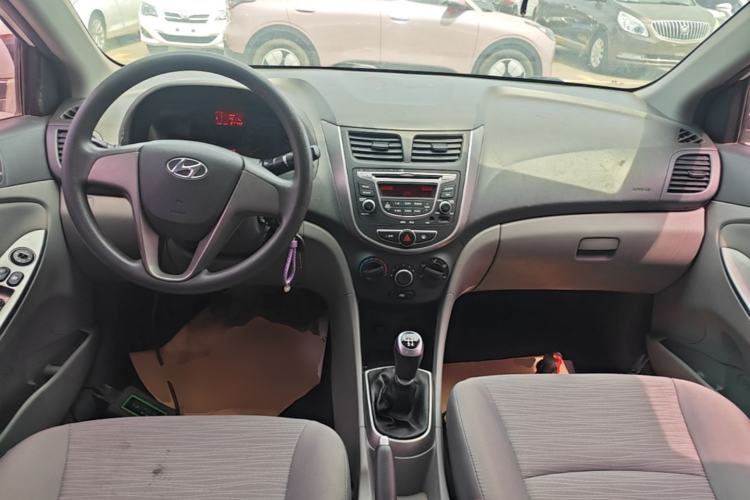 Used Hyundai Verna (older generation) 2014 1.4L Manual Smart GLS Trim Center Console