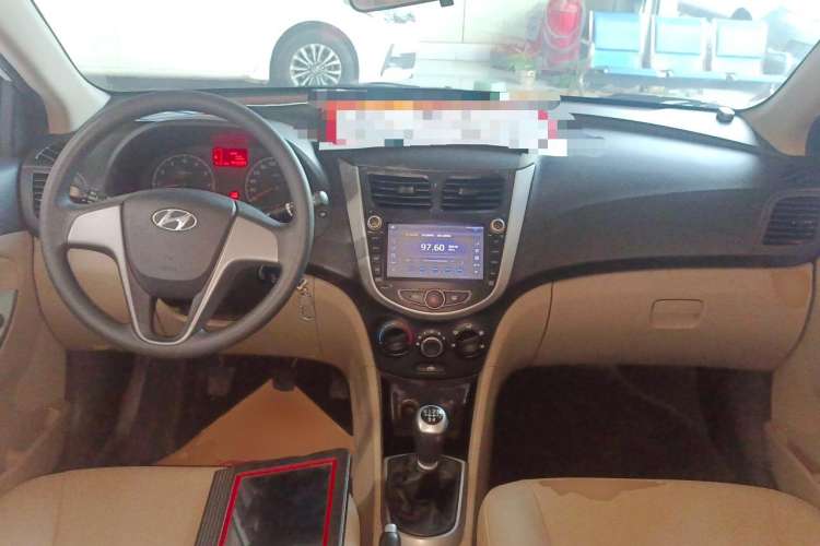 Used Hyundai Verna (older generation) 2014 1.4L Manual Smart GLS Trim Center Console