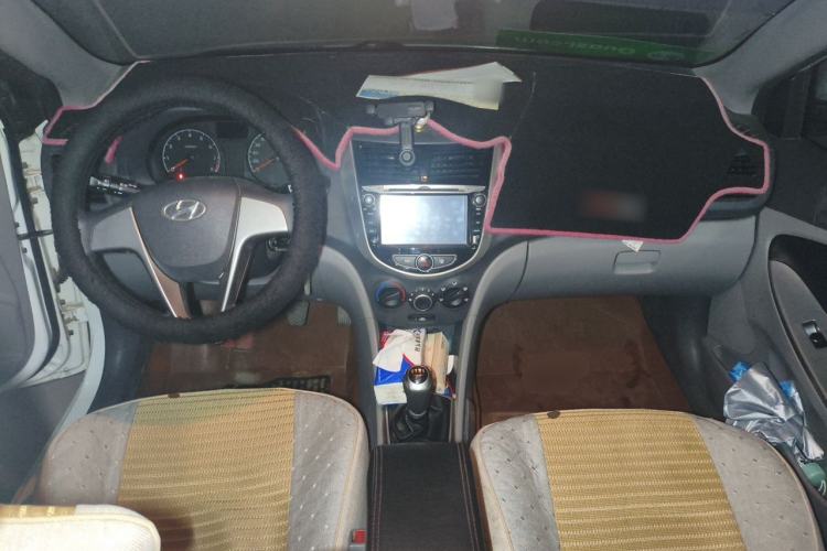 Used Hyundai Verna (older generation) 2014 1.4L Manual Smart GLS Trim Center Console