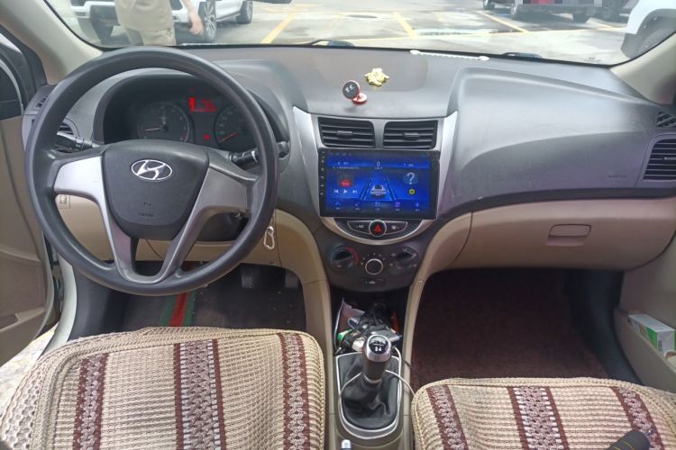 Used Hyundai Verna (older generation) 2014 1.4L Manual Smart GLS Trim Center Console