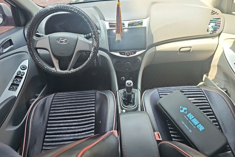Used Hyundai Verna (older generation) 2014 1.4L Manual Smart GLS Trim Center Console