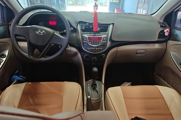 Used Hyundai Verna (older generation) 2014 1.4L Automatic Smart GLS Center Console