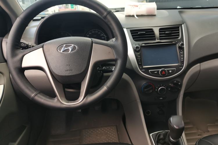 Used Hyundai Verna (older generation) 2014 1.4L Manual Smart GLS Trim Center Console