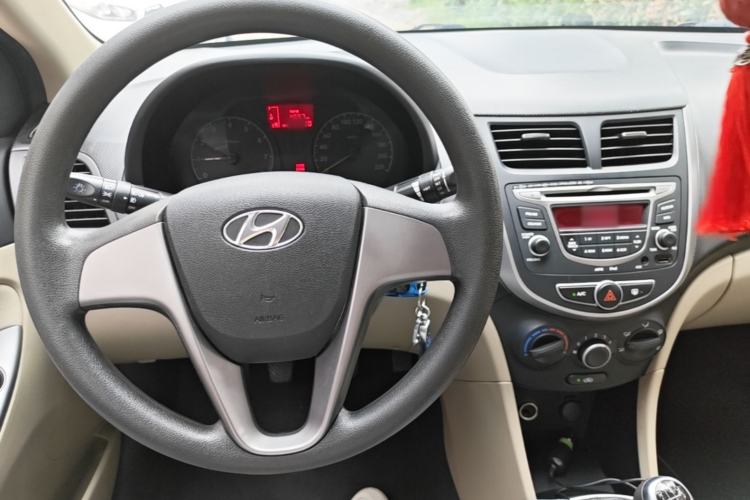 Used Hyundai Verna (older generation) 2014 1.4L Manual Smart GLS Trim Center Console