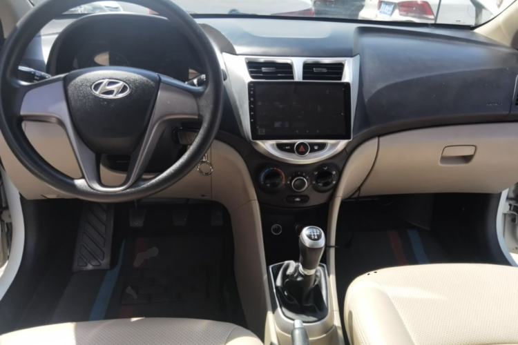Used Hyundai Verna (older generation) 2014 1.4L Manual Smart GLS Trim Center Console