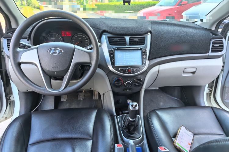 Used Hyundai Verna (older generation) 2014 1.4L Manual Smart GLS Trim Center Console
