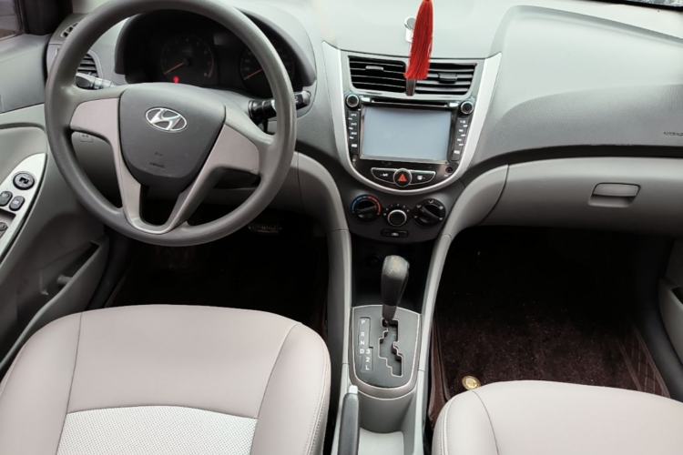 Used Hyundai Verna (older generation) 2014 1.4L Automatic Smart GLS Center Console