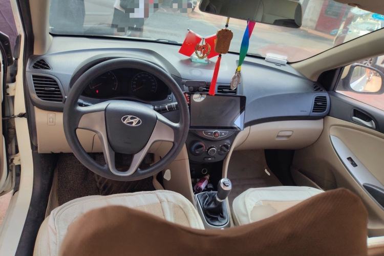 Used Hyundai Verna (older generation) 2014 1.4L Manual Smart GLS Trim Center Console