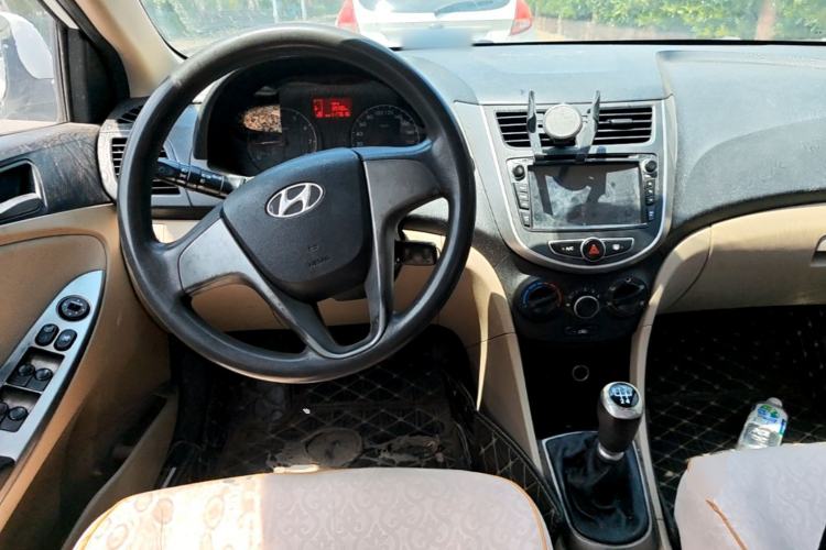 Used Hyundai Verna (older generation) 2014 1.4L Manual Smart GLS Trim Center Console