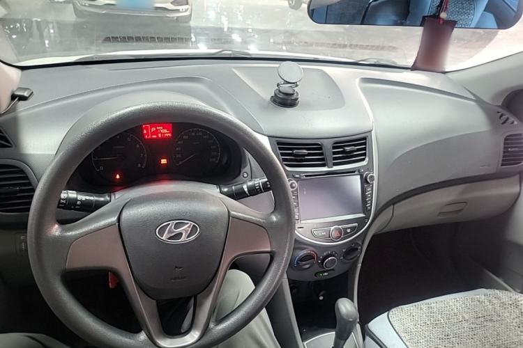 Used Hyundai Verna (older generation) 2014 1.4L Automatic Smart GLS Center Console