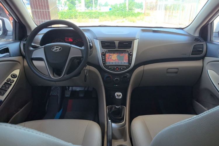 Used Hyundai Verna (older generation) 2014 1.4L Manual Smart GLS Trim Center Console
