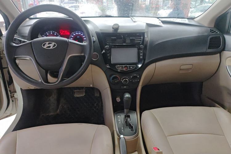 Used Hyundai Verna (older generation) 2014 1.4L Automatic Leading-Edge GLX Center Console