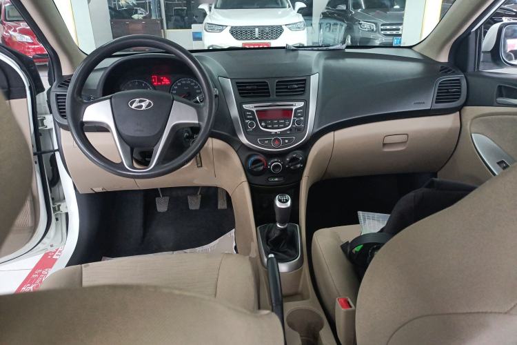 Used Hyundai Verna (older generation) 2014 1.4L Manual Smart GLS Trim Center Console