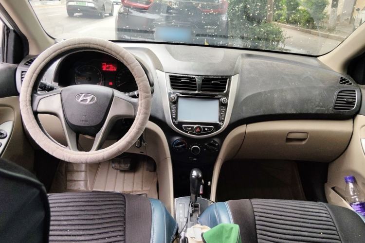 Used Hyundai Verna (older generation) 2014 1.4L Automatic Smart GLS Center Console