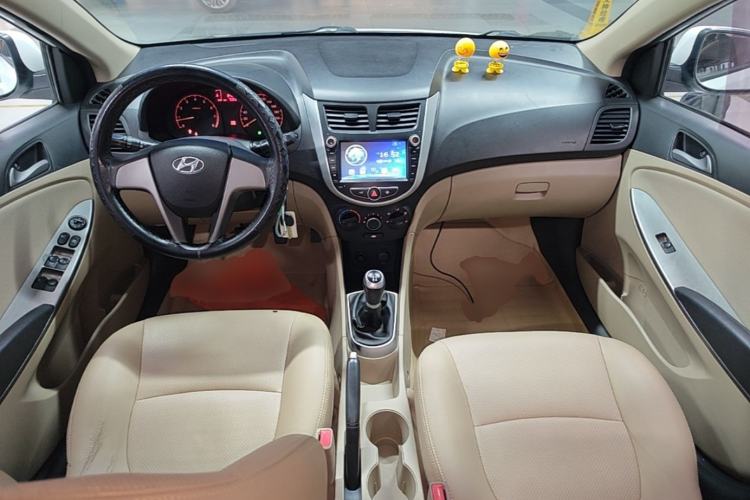 Used Hyundai Verna (older generation) 2014 1.4L Manual Smart GLS Trim Center Console