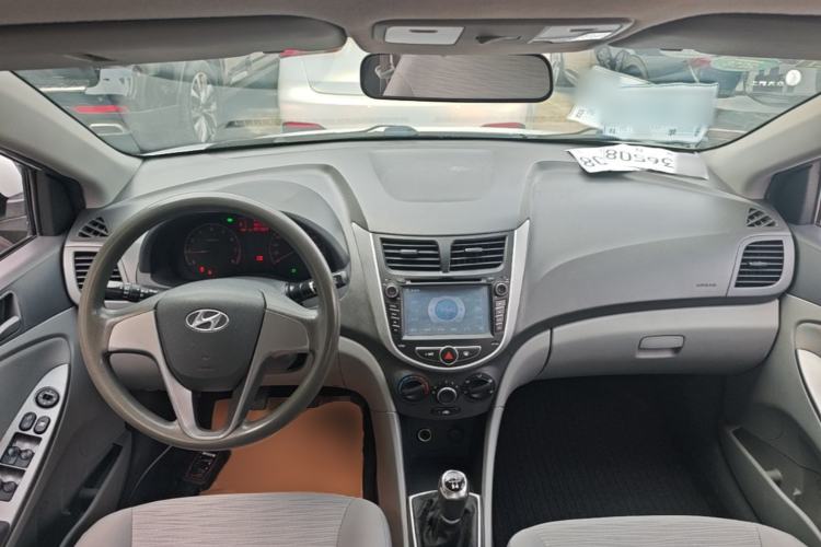 Used Hyundai Verna (older generation) 2014 1.4L Manual Smart GLS Trim Center Console