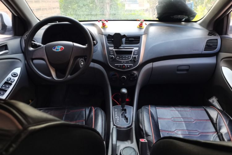 Used Hyundai Verna (older generation) 2014 1.4L Automatic Fashion GS Model Center Console