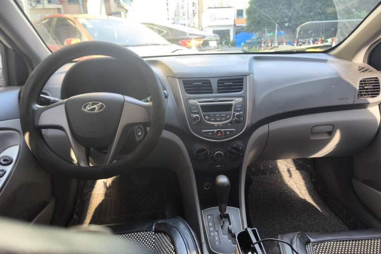 Used Hyundai Verna (older generation) 2014 1.4L Automatic Smart GLS Center Console