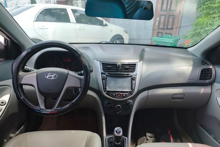 Used Hyundai Verna (older generation) 2014 1.4L Manual Smart GLS Trim Center Console