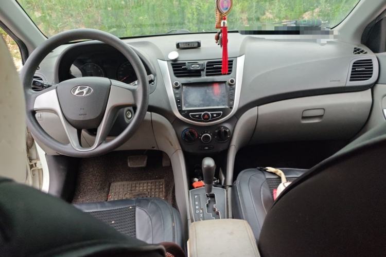 Used Hyundai Verna (older generation) 2014 1.4L Automatic Smart GLS Center Console