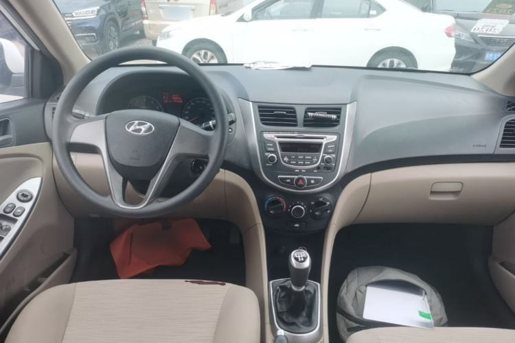 Used Hyundai Verna (older generation) 2014 1.4L Manual Smart GLS Trim Center Console