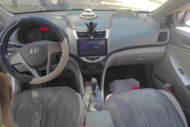 Used Hyundai Verna (older generation) 2014 1.4L Automatic Smart GLS Center Console