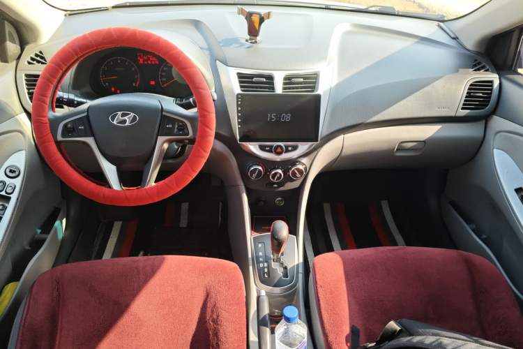 Used Hyundai Verna (older generation) 2014 1.4L Automatic Smart GLS Center Console
