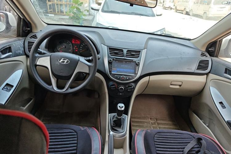 Used Hyundai Verna (older generation) 2014 1.4L Manual Fashion GS Model Center Console