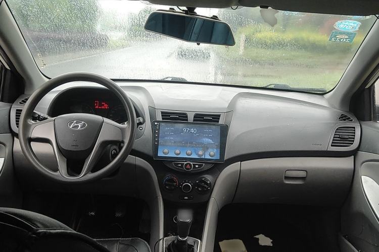 Used Hyundai Verna (older generation) 2014 1.4L Manual Fashion GS Model Center Console