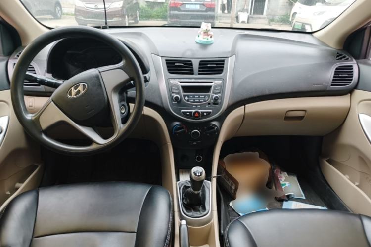 Used Hyundai Verna (older generation) 2014 1.4L Manual Smart GLS Trim Center Console