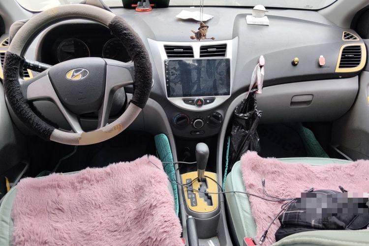 Used Hyundai Verna (older generation) 2014 1.4L Automatic Leading-Edge GLX Center Console
