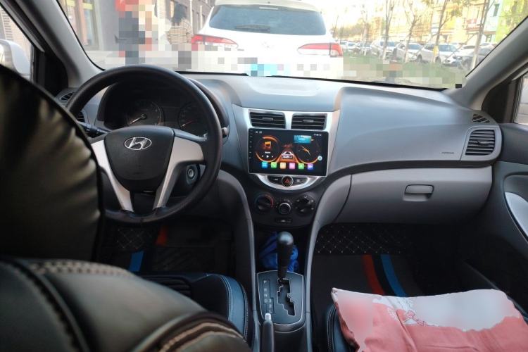 Used Hyundai Verna (older generation) 2014 1.4L Automatic Smart GLS Center Console