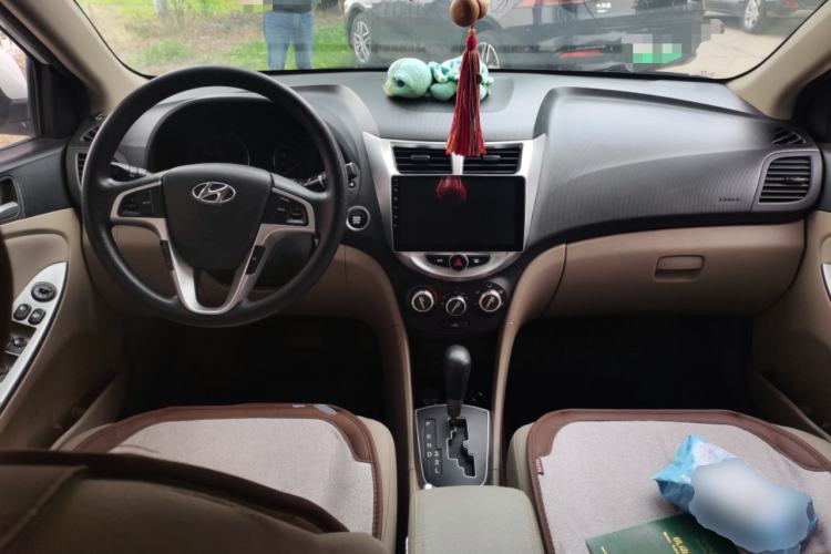 Used Hyundai Verna (older generation) 2014 1.4L Automatic Leading-Edge GLX Center Console
