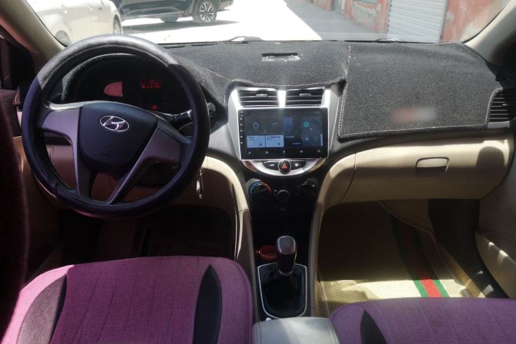 Used Hyundai Verna (older generation) 2014 1.4L Manual Smart GLS Trim Center Console