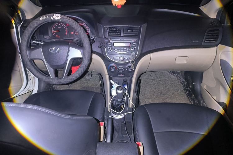 Used Hyundai Verna (older generation) 2014 1.4L Manual Smart GLS Trim Center Console