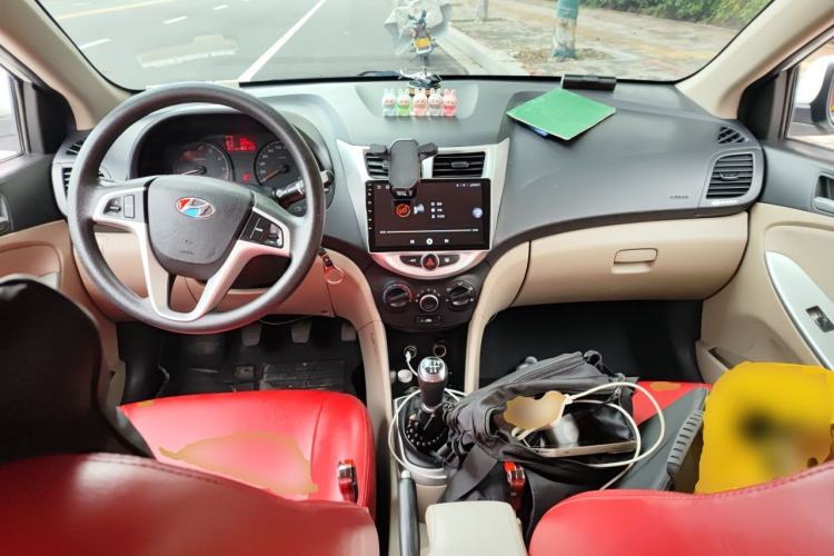 Used Hyundai Verna (older generation) 2014 1.4L Manual Smart GLS Trim Center Console