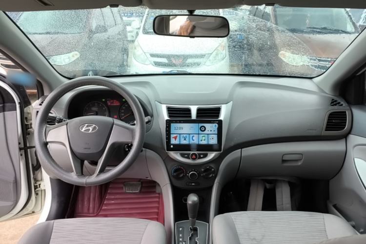 Used Hyundai Verna (older generation) 2014 1.4L Automatic Smart GLS Center Console