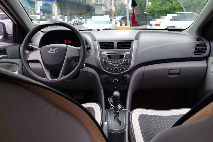 Used Hyundai Verna (older generation) 2014 1.4L Automatic Smart GLS Center Console