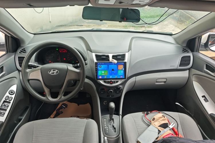 Used Hyundai Verna (older generation) 2014 1.4L Automatic Smart GLS Center Console