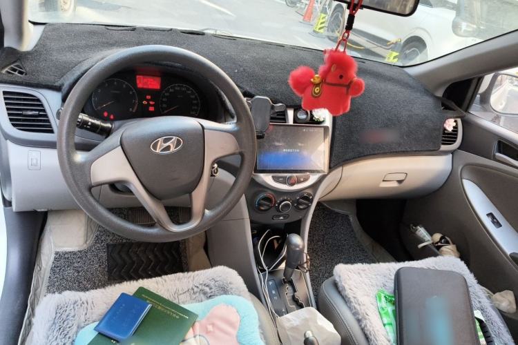 Used Hyundai Verna (older generation) 2014 1.4L Automatic Smart GLS Center Console