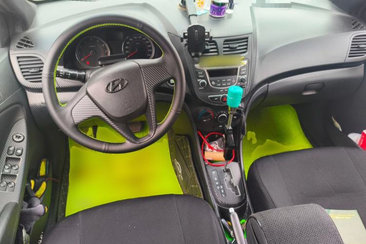 Used Hyundai Verna (older generation) 2014 1.4L Automatic Leading-Edge GLX Center Console