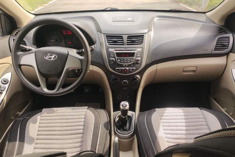 Used Hyundai Verna (older generation) 2014 1.4L Manual Smart GLS Trim Center Console