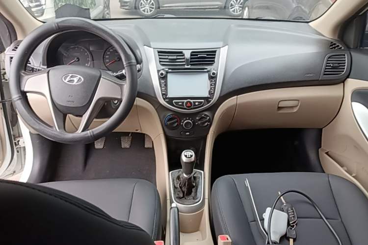Used Hyundai Verna (older generation) 2014 1.4L Manual Smart GLS Trim Center Console